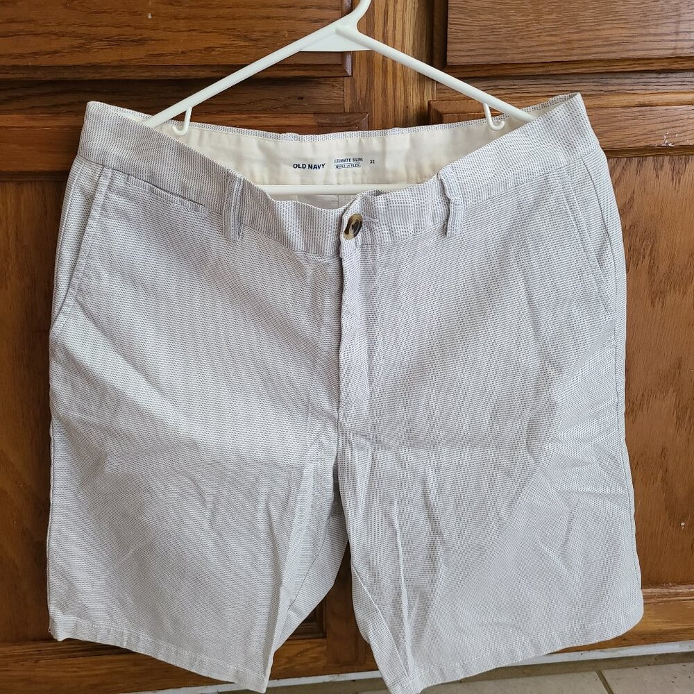 Old Navy Ultimate Slim Built-in Flex Shorts Size 32